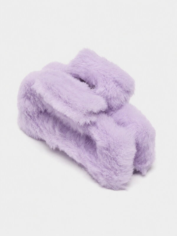 Flauschige violette Haarspange