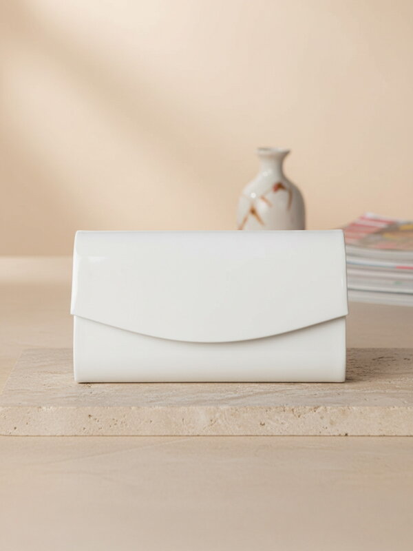 Moderne Clutch im Lack-Design