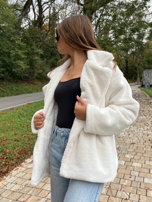 Dámsky huňatý  kabát M2 v bielej farbe 