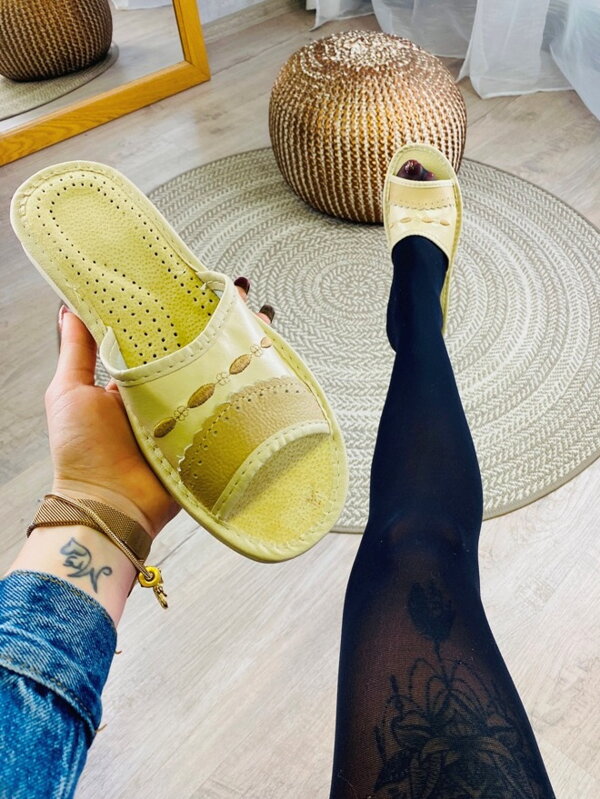 Offene Damen Hausschuhe Modell 97 beige mit Spitzenmuster Offene Damen Hausschuhe Modell 97 beige mit Spitzenmuster